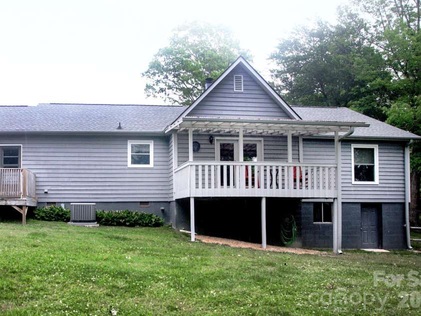 104 Richards Drive, Hendersonville, NC 28792.  MLS# CAR4378353, YatesRealty ID 26963. 