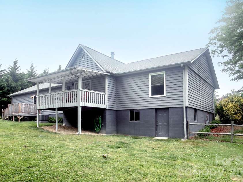 104 Richards Drive, Hendersonville, NC 28792.  MLS# CAR4378353, YatesRealty ID 26963. 