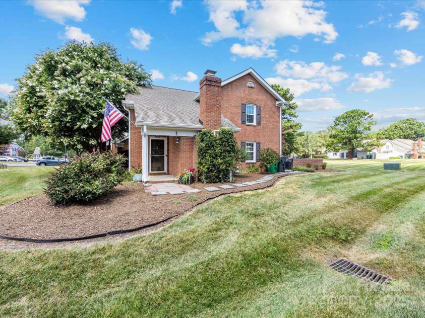9237 Vicksburg Park Court, Charlotte, NC 28210.  MLS# CAR4278969, YatesRealty ID 26963. 