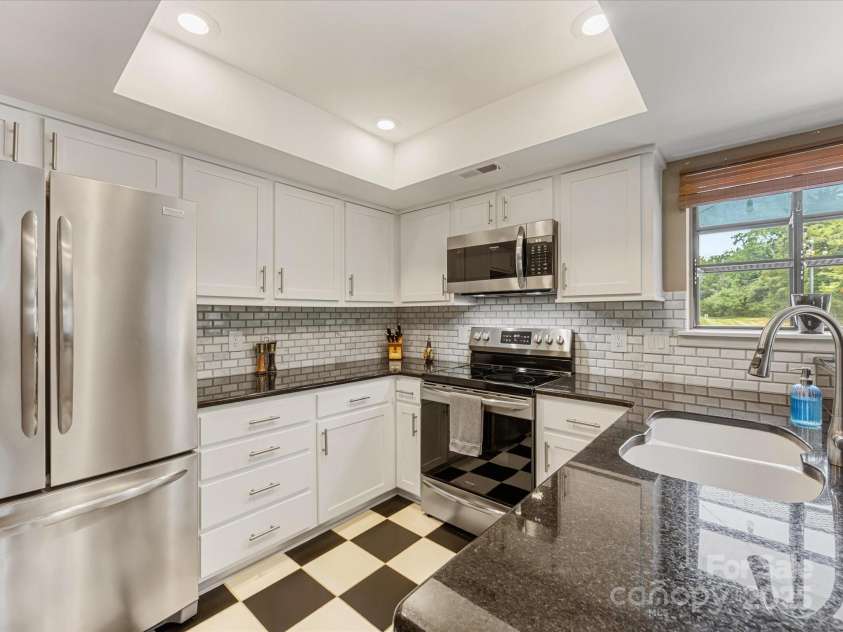 9237 Vicksburg Park Court, Charlotte, NC 28210.  MLS# CAR4278969, YatesRealty ID 26963. 