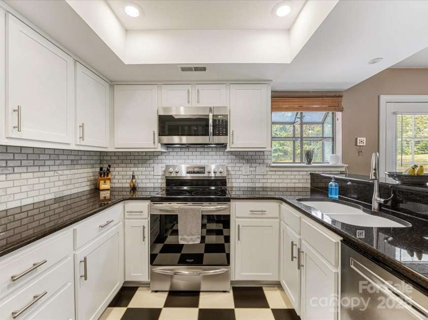 9237 Vicksburg Park Court, Charlotte, NC 28210.  MLS# CAR4278969, YatesRealty ID 26963. 