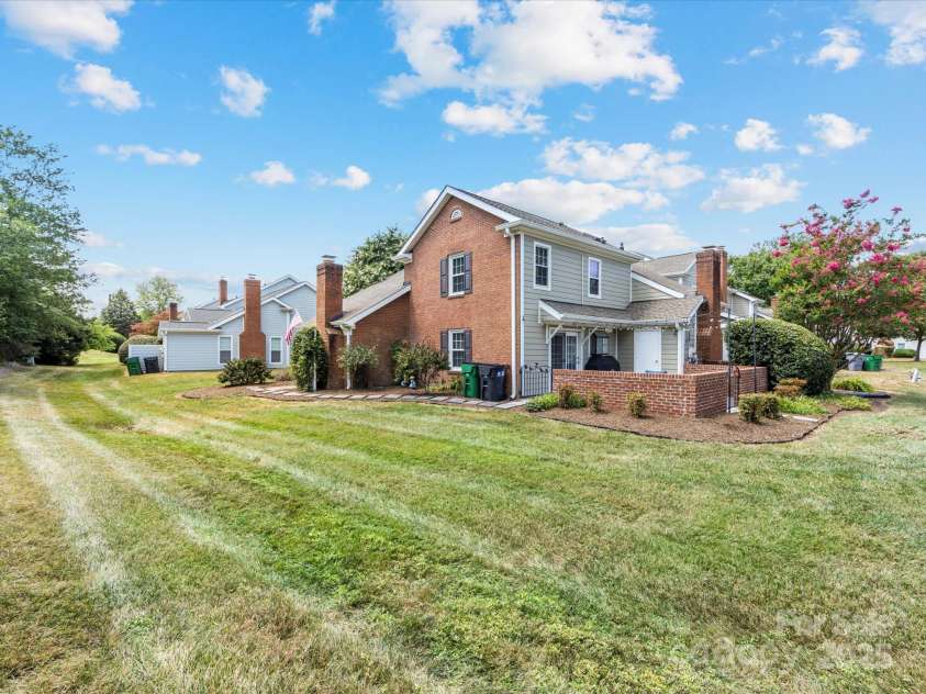 9237 Vicksburg Park Court, Charlotte, NC 28210.  MLS# CAR4278969, YatesRealty ID 26963. 