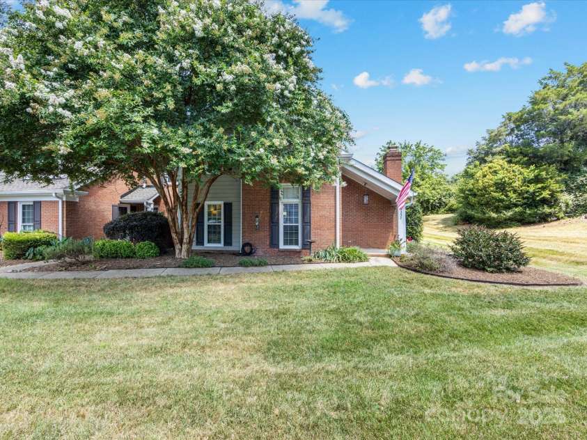 9237 Vicksburg Park Court, Charlotte, NC 28210.  MLS# CAR4278969, YatesRealty ID 26963. 