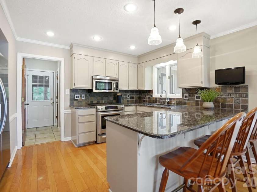 204 Bay Shore Drive, Belmont, NC 28012.  MLS# CAR4378235, YatesRealty ID 26967. 