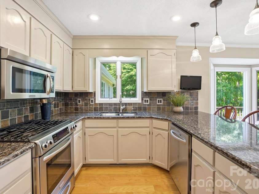 204 Bay Shore Drive, Belmont, NC 28012.  MLS# CAR4378235, YatesRealty ID 26967. 