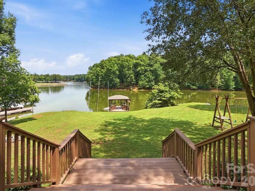 204 Bay Shore Drive, Belmont, NC 28012.  MLS# CAR4378235, YatesRealty ID 26967. 