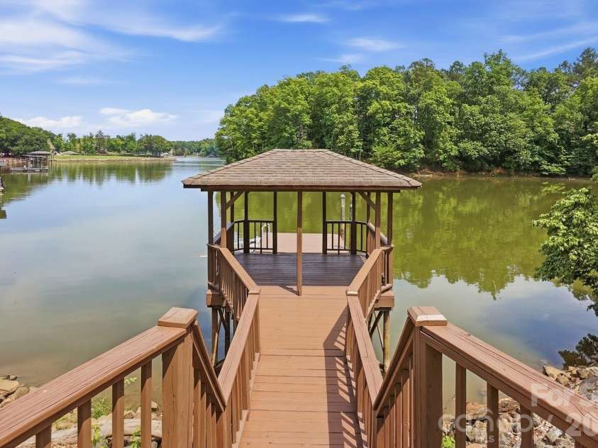 204 Bay Shore Drive, Belmont, NC 28012.  MLS# CAR4378235, YatesRealty ID 26967. Covered sitting area