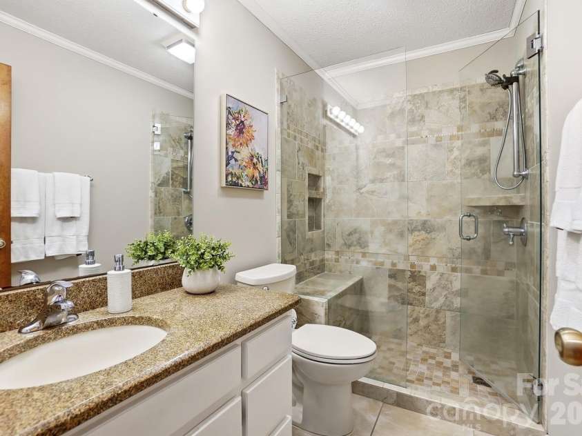 204 Bay Shore Drive, Belmont, NC 28012.  MLS# CAR4378235, YatesRealty ID 26967. Full bath