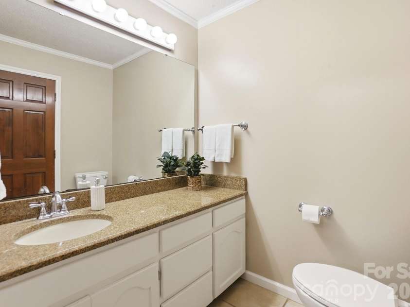204 Bay Shore Drive, Belmont, NC 28012.  MLS# CAR4378235, YatesRealty ID 26967. Half bath