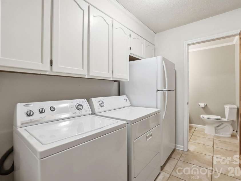 204 Bay Shore Drive, Belmont, NC 28012.  MLS# CAR4378235, YatesRealty ID 26967. Laundry room