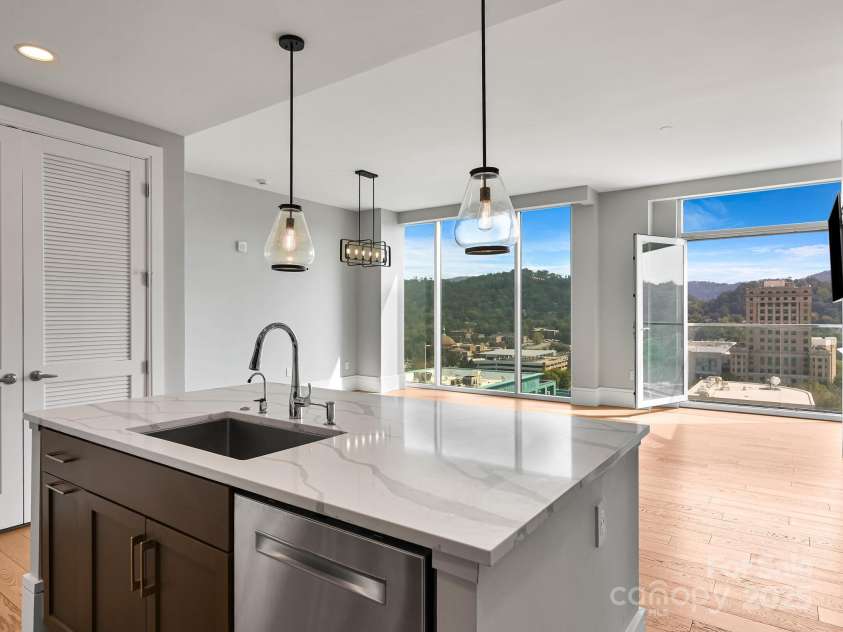 7 Patton Avenue, Asheville, NC 28801.  MLS# CAR4302588, YatesRealty ID 2697. 