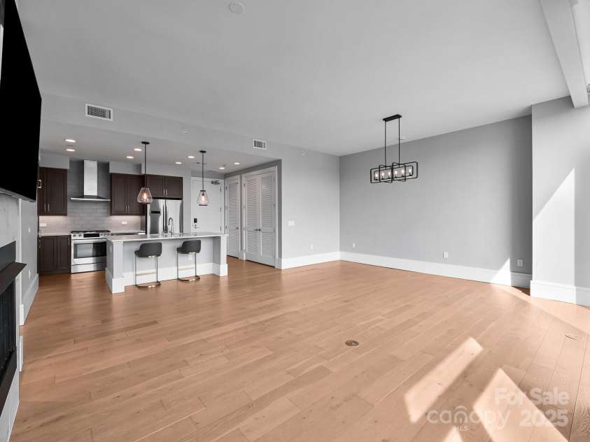7 Patton Avenue, Asheville, NC 28801.  MLS# CAR4302588, YatesRealty ID 2697. 