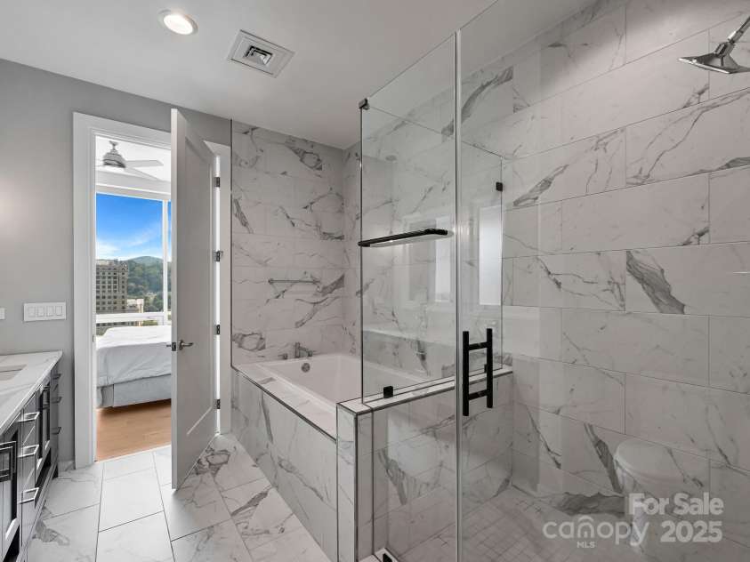 7 Patton Avenue, Asheville, NC 28801.  MLS# CAR4302588, YatesRealty ID 2697. Large soaking tub