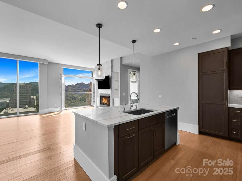 7 Patton Avenue, Asheville, NC 28801.  MLS# CAR4302588, YatesRealty ID 2697. Open floor plan
