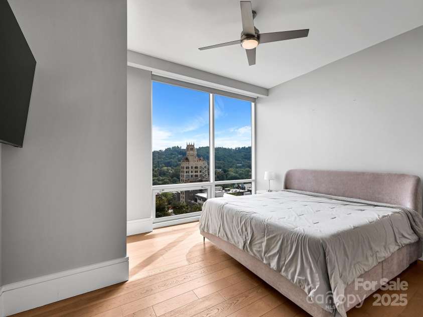 7 Patton Avenue, Asheville, NC 28801.  MLS# CAR4302588, YatesRealty ID 2697. Primary bedroom