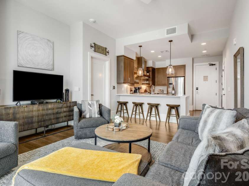 7 Patton Avenue, Asheville, NC 28801.  MLS# CAR4384767, YatesRealty ID 2697. 