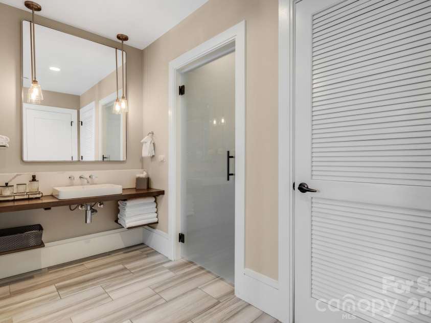 7 Patton Avenue, Asheville, NC 28801.  MLS# CAR4384767, YatesRealty ID 2697. 