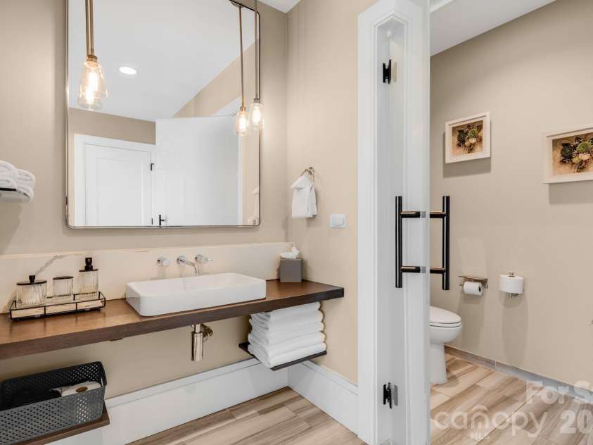 7 Patton Avenue, Asheville, NC 28801.  MLS# CAR4384767, YatesRealty ID 2697. 