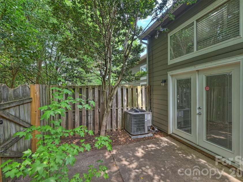 3131 Heathstead Place, Charlotte, NC 28210.  MLS# CAR4384029, YatesRealty ID 26970. 