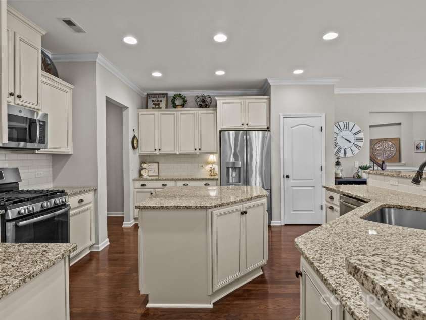 16034 Rushwick Drive, Huntersville, NC 28078.  MLS# CAR4262990, YatesRealty ID 26972. 