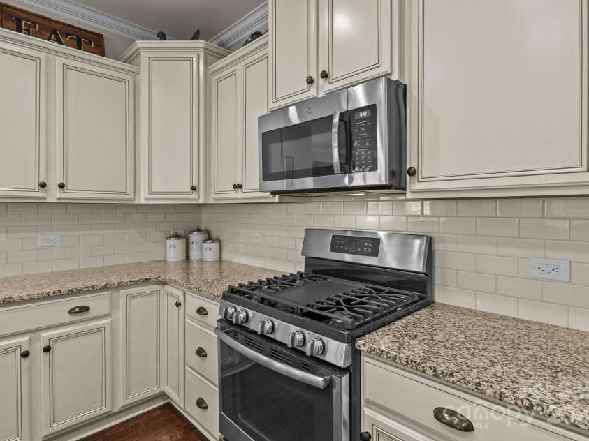 16034 Rushwick Drive, Huntersville, NC 28078.  MLS# CAR4262990, YatesRealty ID 26972. Gas range