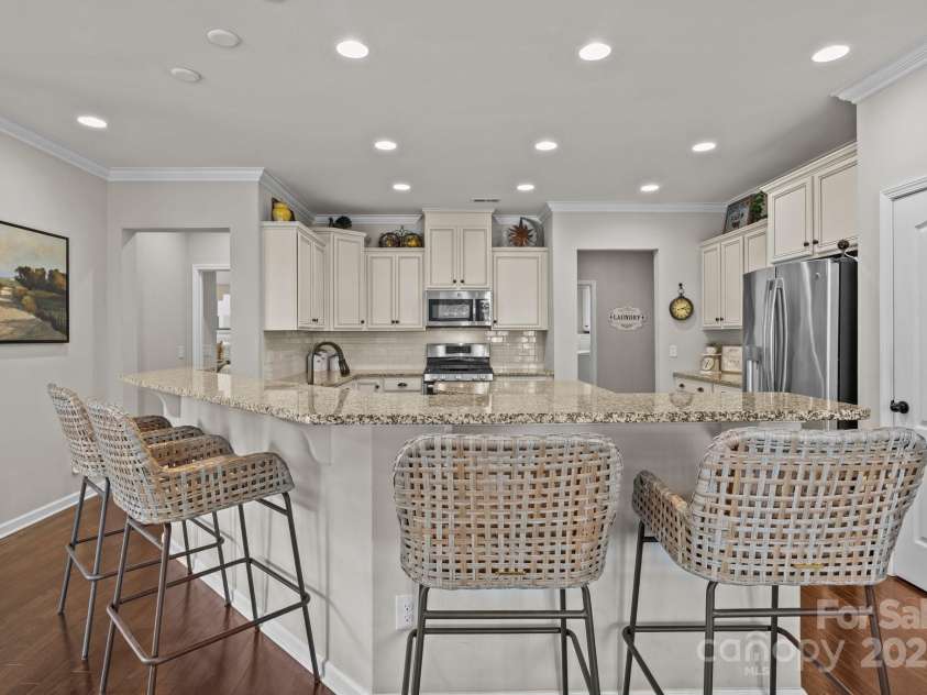 16034 Rushwick Drive, Huntersville, NC 28078.  MLS# CAR4262990, YatesRealty ID 26972. Kitchen with breakfast bar