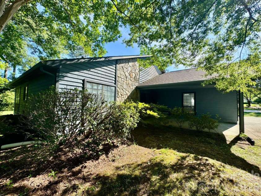 11209 Snapfinger Drive, Charlotte, NC 28277.  MLS# CAR4382199, YatesRealty ID 26973. 