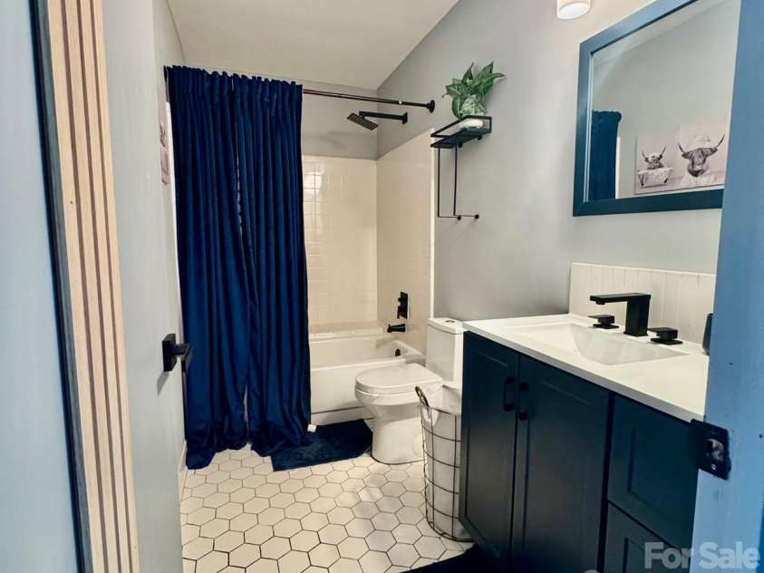 11209 Snapfinger Drive, Charlotte, NC 28277.  MLS# CAR4382199, YatesRealty ID 26973. Bathroom 2