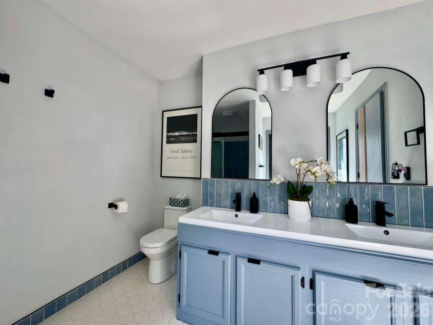 11209 Snapfinger Drive, Charlotte, NC 28277.  MLS# CAR4382199, YatesRealty ID 26973. Master bathroom