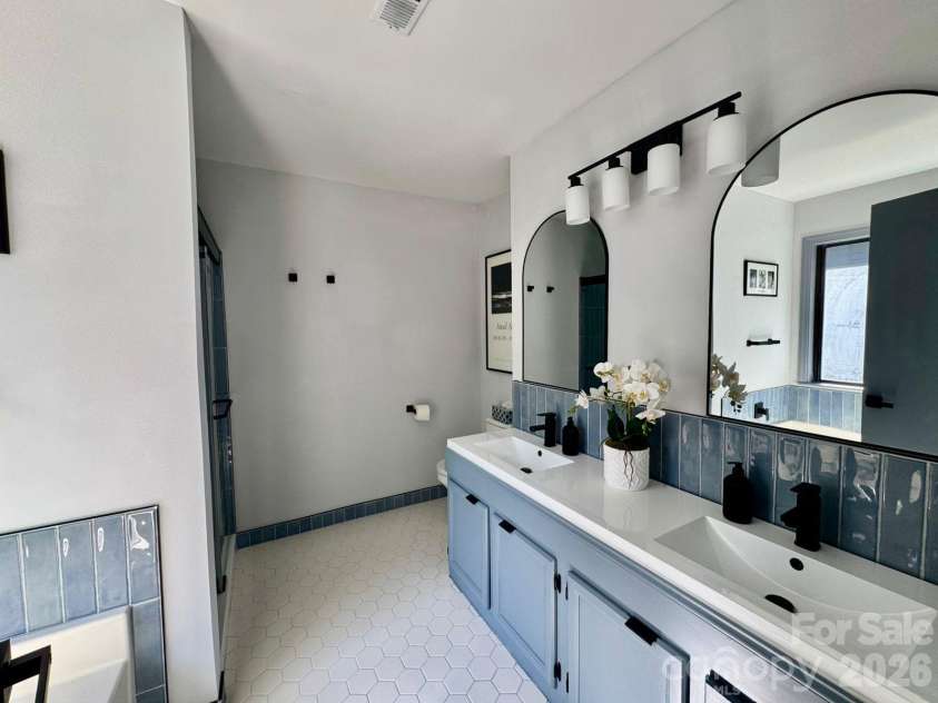 11209 Snapfinger Drive, Charlotte, NC 28277.  MLS# CAR4382199, YatesRealty ID 26973. Master bathroom