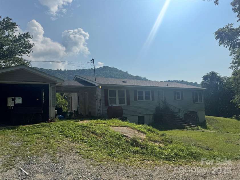 140 Wallins Way, Mars Hill, NC 28754.  MLS# CAR4279652, YatesRealty ID 26973. 