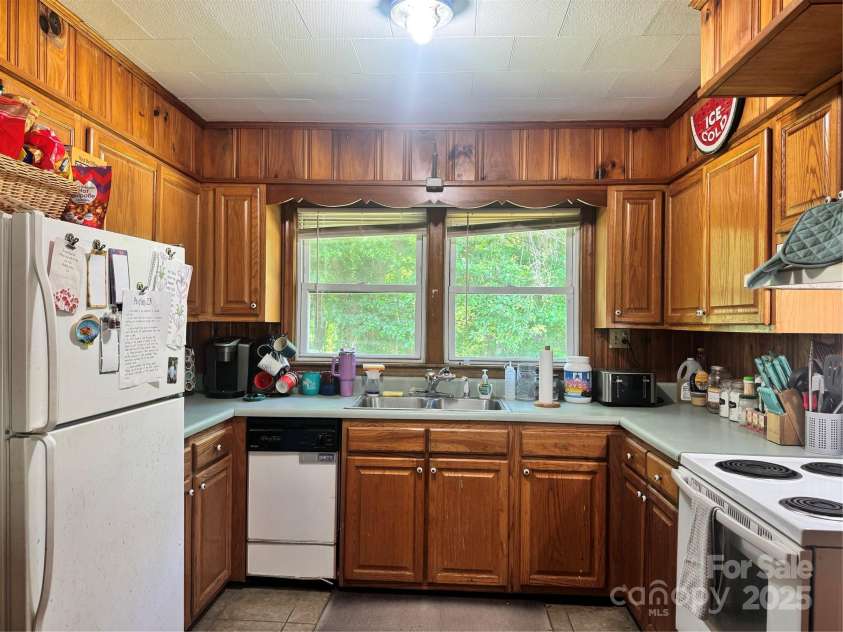 140 Wallins Way, Mars Hill, NC 28754.  MLS# CAR4279652, YatesRealty ID 26973. 