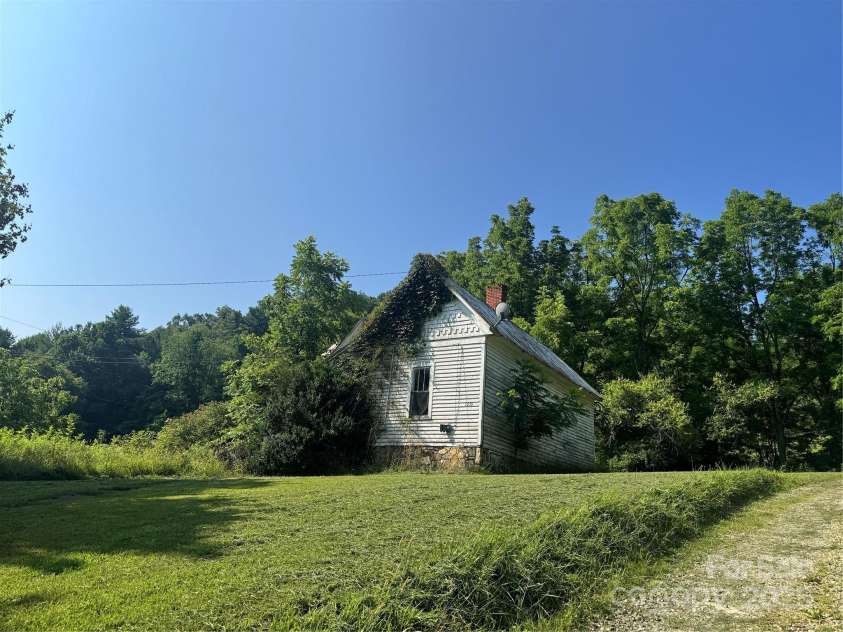 140 Wallins Way, Mars Hill, NC 28754.  MLS# CAR4279652, YatesRealty ID 26973. 