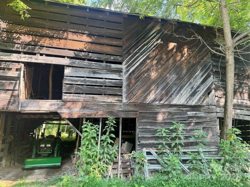 140 Wallins Way, Mars Hill, NC 28754.  MLS# CAR4279652, YatesRealty ID 26973. 