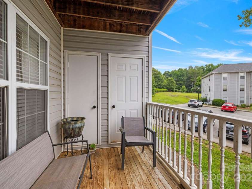 221 Quietwood Drive, Winston Salem, NC 27103.  MLS# CAR4265700, YatesRealty ID 26974. 