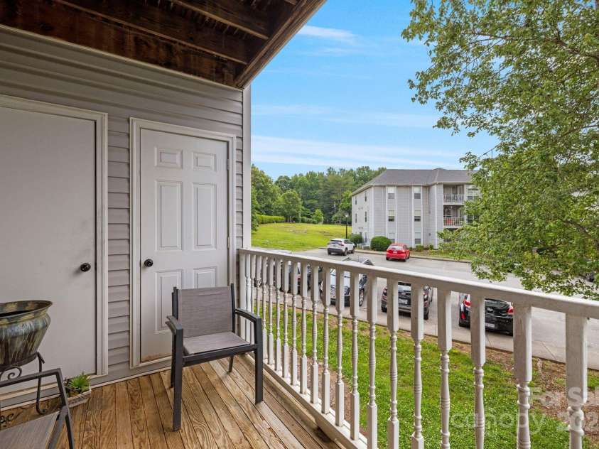 221 Quietwood Drive, Winston Salem, NC 27103.  MLS# CAR4265700, YatesRealty ID 26974. 