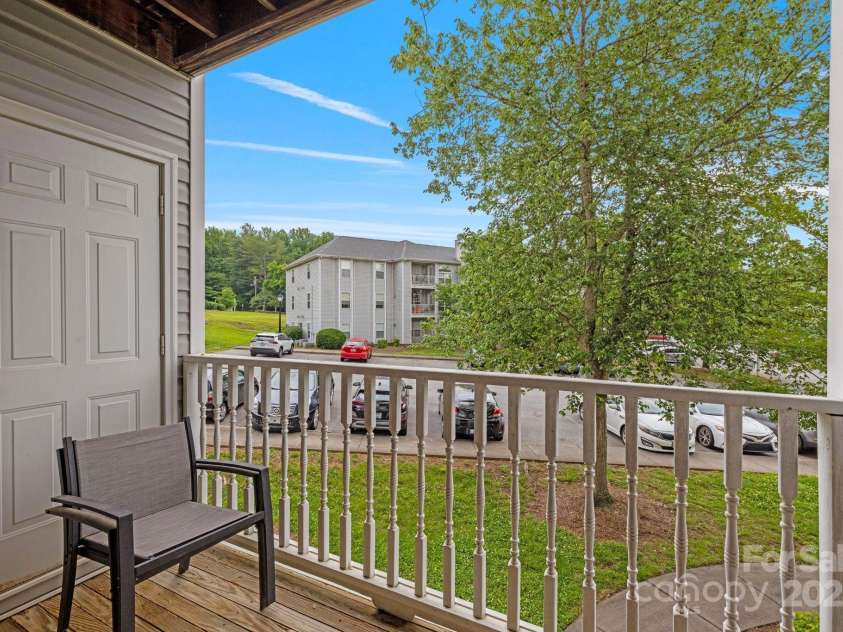 221 Quietwood Drive, Winston Salem, NC 27103.  MLS# CAR4265700, YatesRealty ID 26974. 