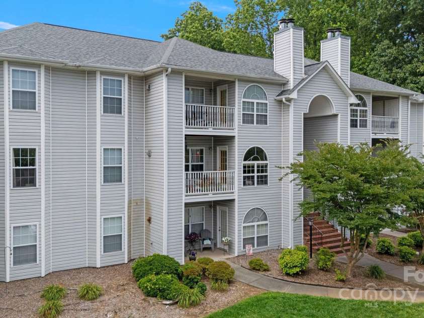 221 Quietwood Drive, Winston Salem, NC 27103.  MLS# CAR4265700, YatesRealty ID 26974. 