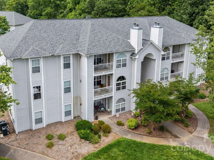 221 Quietwood Drive, Winston Salem, NC 27103.  MLS# CAR4265700, YatesRealty ID 26974. 