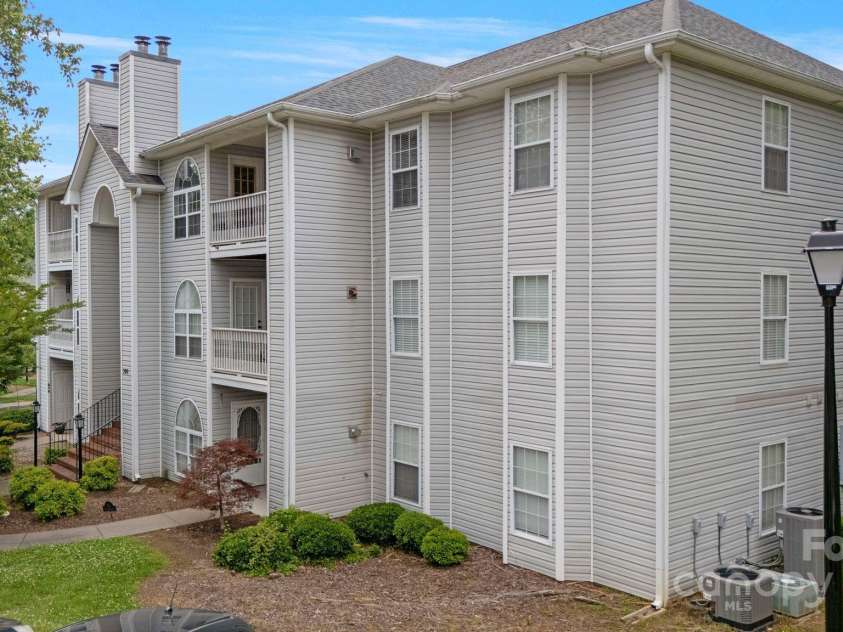 221 Quietwood Drive, Winston Salem, NC 27103.  MLS# CAR4265700, YatesRealty ID 26974. 