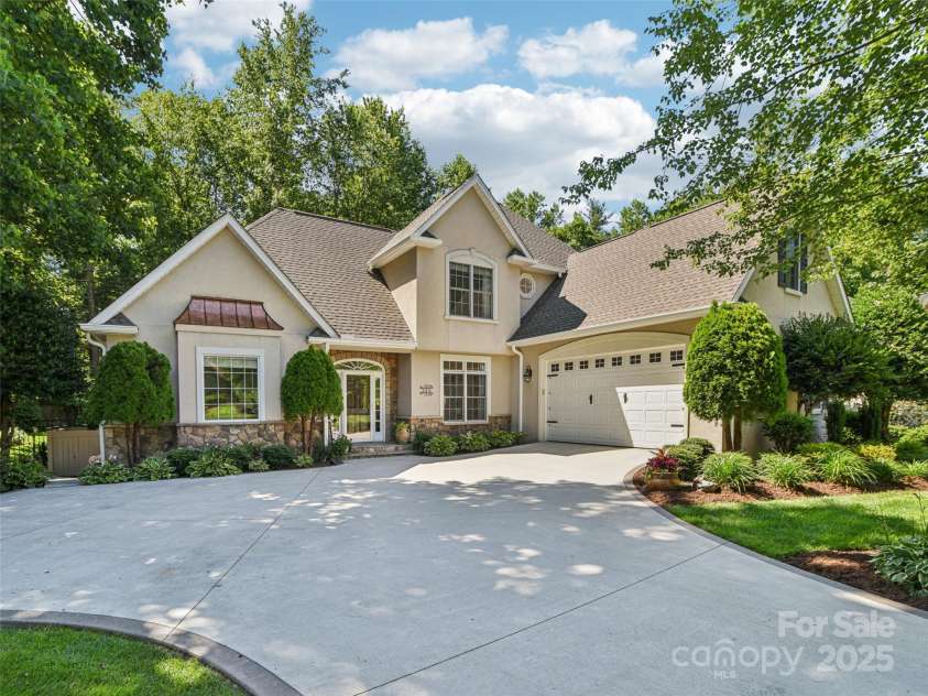 145 Fernbrook Way, Hendersonville, NC 28791.  MLS# CAR4274109, YatesRealty ID 26976. 