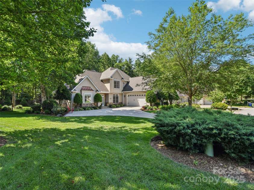 145 Fernbrook Way, Hendersonville, NC 28791.  MLS# CAR4274109, YatesRealty ID 26976. 