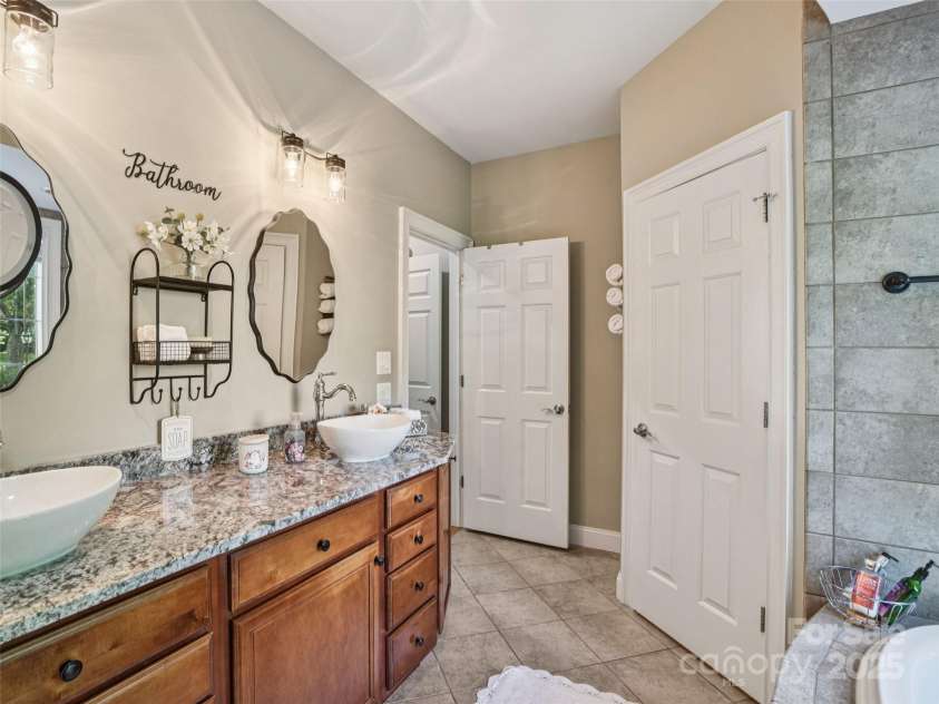 145 Fernbrook Way, Hendersonville, NC 28791.  MLS# CAR4274109, YatesRealty ID 26976. 