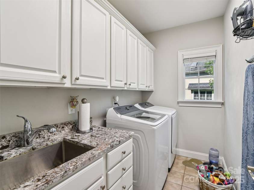 145 Fernbrook Way, Hendersonville, NC 28791.  MLS# CAR4274109, YatesRealty ID 26976. 