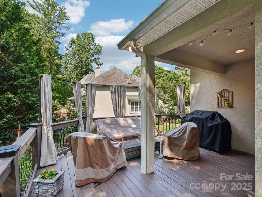 145 Fernbrook Way, Hendersonville, NC 28791.  MLS# CAR4274109, YatesRealty ID 26976. 