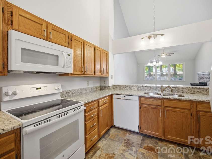 19980 Oak Leaf Circle, Cornelius, NC 28031.  MLS# CAR4383393, YatesRealty ID 26976. 