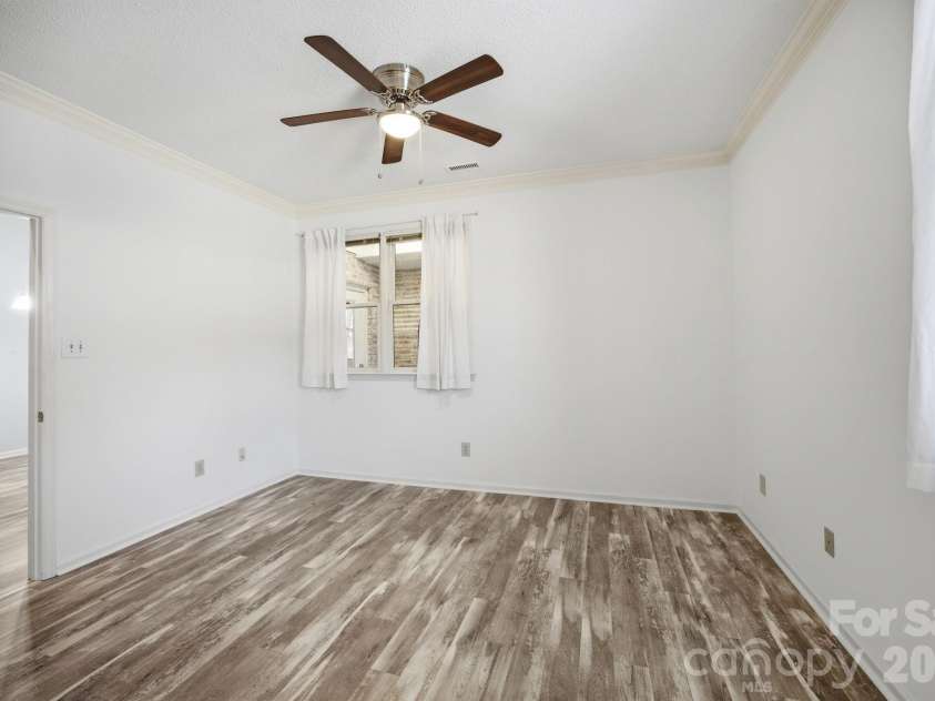 19980 Oak Leaf Circle, Cornelius, NC 28031.  MLS# CAR4383393, YatesRealty ID 26976. 
