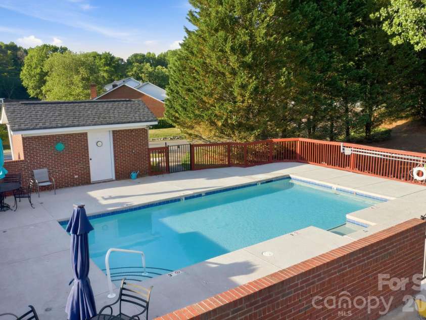 19980 Oak Leaf Circle, Cornelius, NC 28031.  MLS# CAR4383393, YatesRealty ID 26976. 