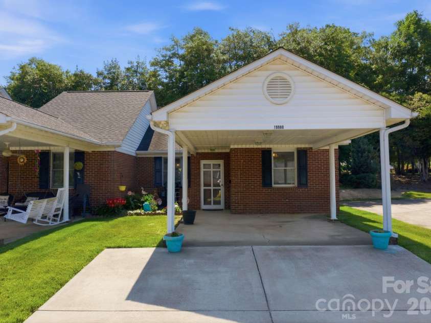 19980 Oak Leaf Circle, Cornelius, NC 28031.  MLS# CAR4383393, YatesRealty ID 26976. 