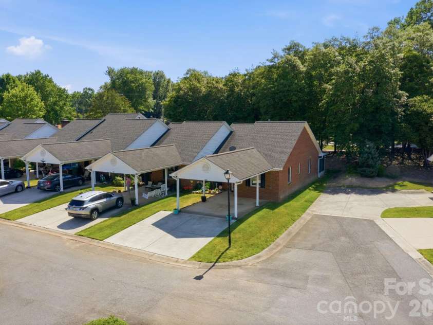 19980 Oak Leaf Circle, Cornelius, NC 28031.  MLS# CAR4383393, YatesRealty ID 26976. 